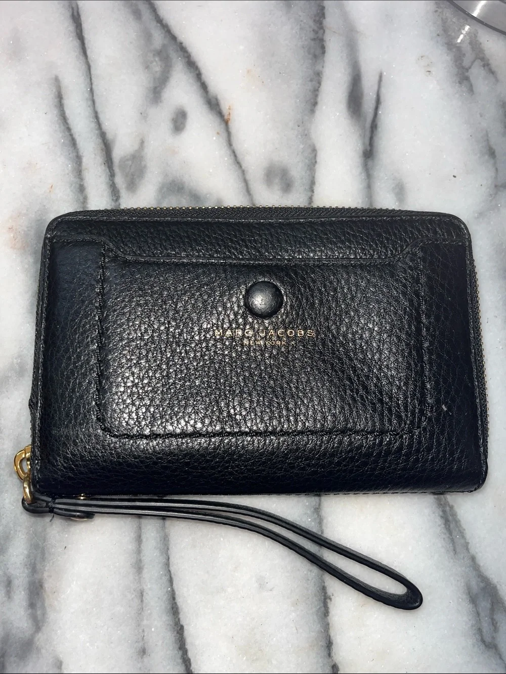 MARC JACOBS EMPIRE CITY PEBBLED LEATHER ZIP AROUND WRISTLET WALLET